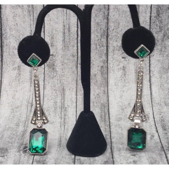 NWOT Silver Tone & Emerald Green Drop Dangle Runway Earrings 3" Pierced Statemen - Picture 1 of 9